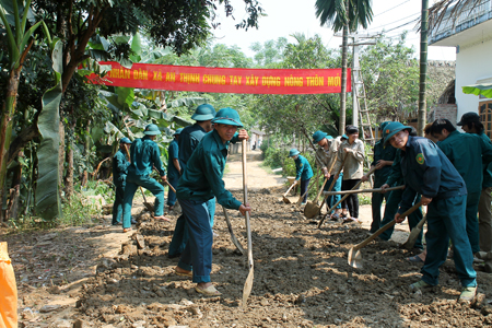 Lực lượng dân quân xã An Thịnh tham gia làm đường giao thông. 
